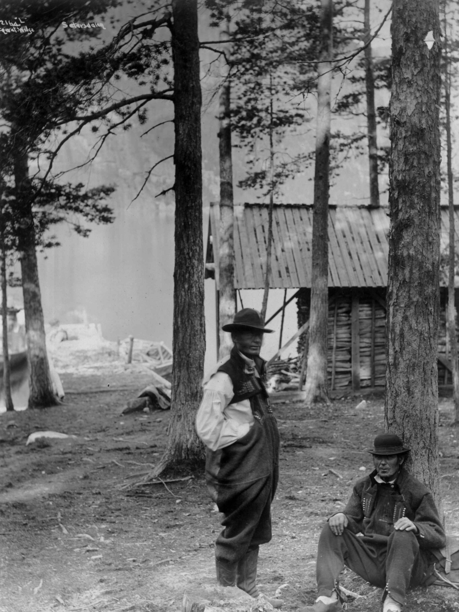 Axel Lindahl, To menn i folkedrakt ved den gamle dampskipsbrygga på Nordre Nese i Bygland, antakelig.