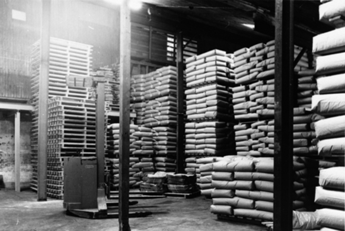 Anno Domkirkeodden, Jessnes Potetmjølfabrikk, Hedmarkens Potetmelfabrikk. Interiør fra lager. Sekker med potetmel.