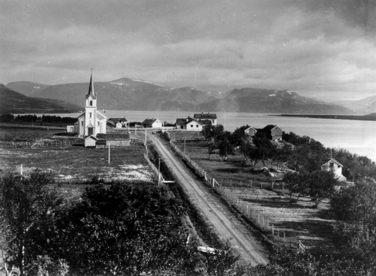 Ellisif Rannveig Wessel, Bebyggelse og landskap rundt Tana kirke, 453, Tana, Finnmark, antatt 1899, fotografert fra doktorgården der.