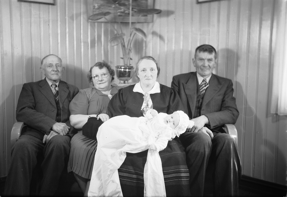 Håkon Prestkværn, Familiegruppe, ukjente, barnedåp på Smikkerud, april 1951.