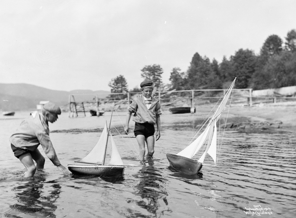 Anders Beer Wilse, Prot: Genere - Seilende med Smaabaate 3/8 1904