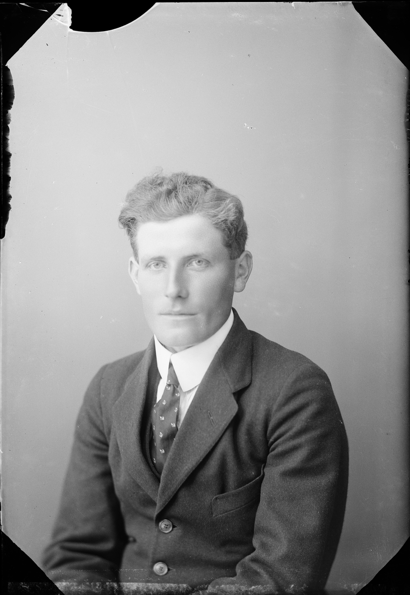 Skötsner-Edhlund, Ateljé Portrait - Ture Mattsson from Uttersby, Börstil parish, Uppland 1922