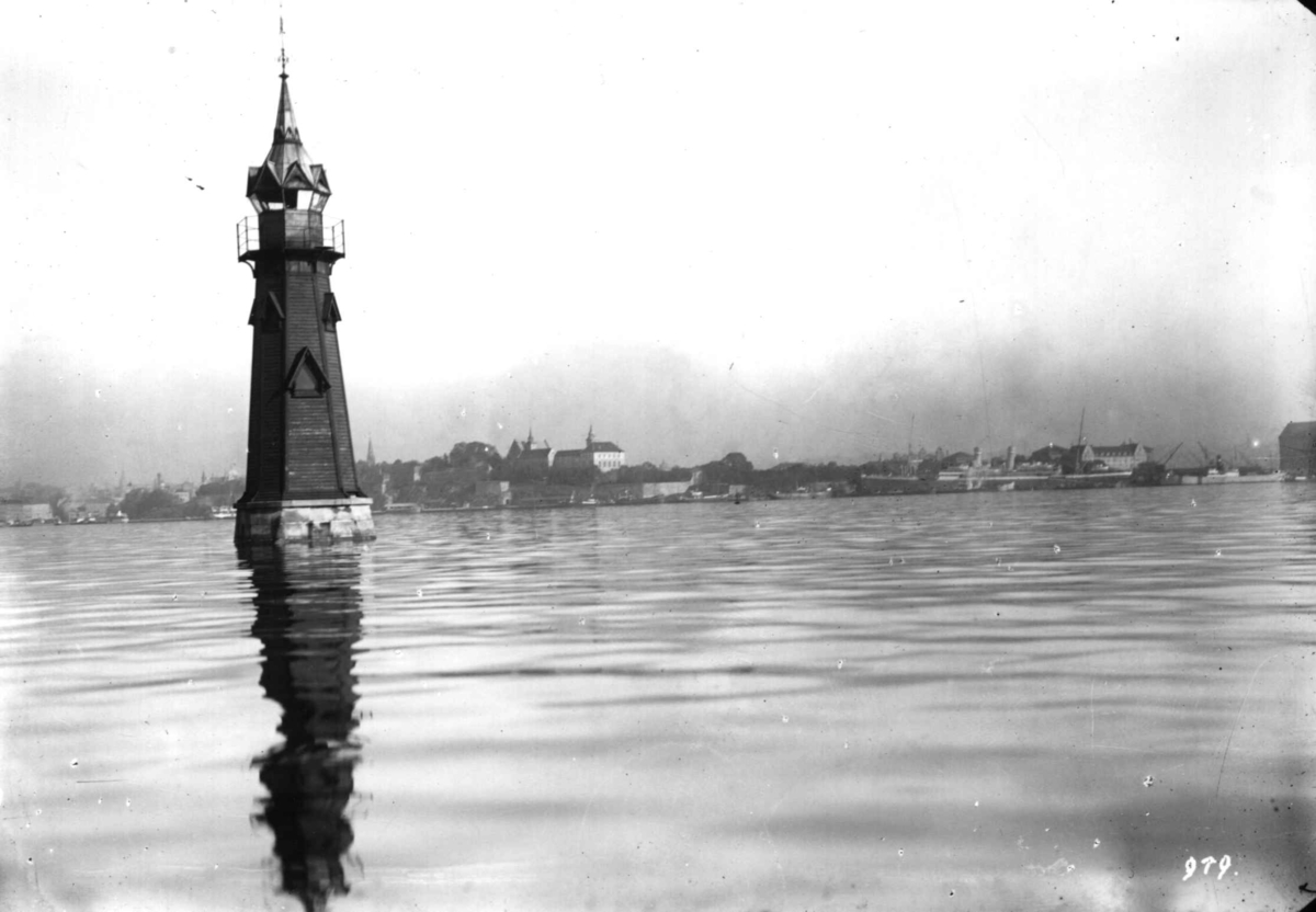 Hermann Christian Neupert, Oslo, Kavringen. Fyrlykt fotografert mot Akershusfestning. Båter ved kai.