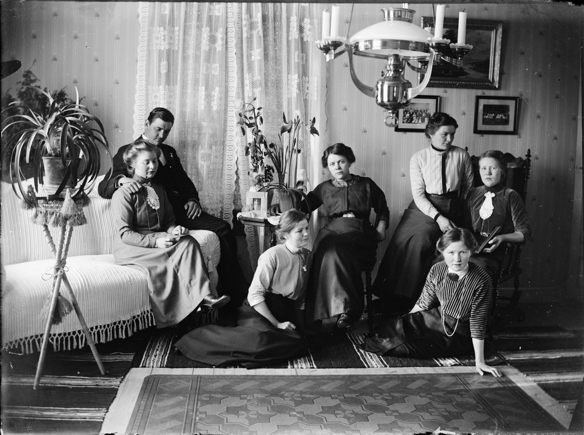 Skötsner-Edhlund, Man and women in a residential environment, Östhammar, Uppland