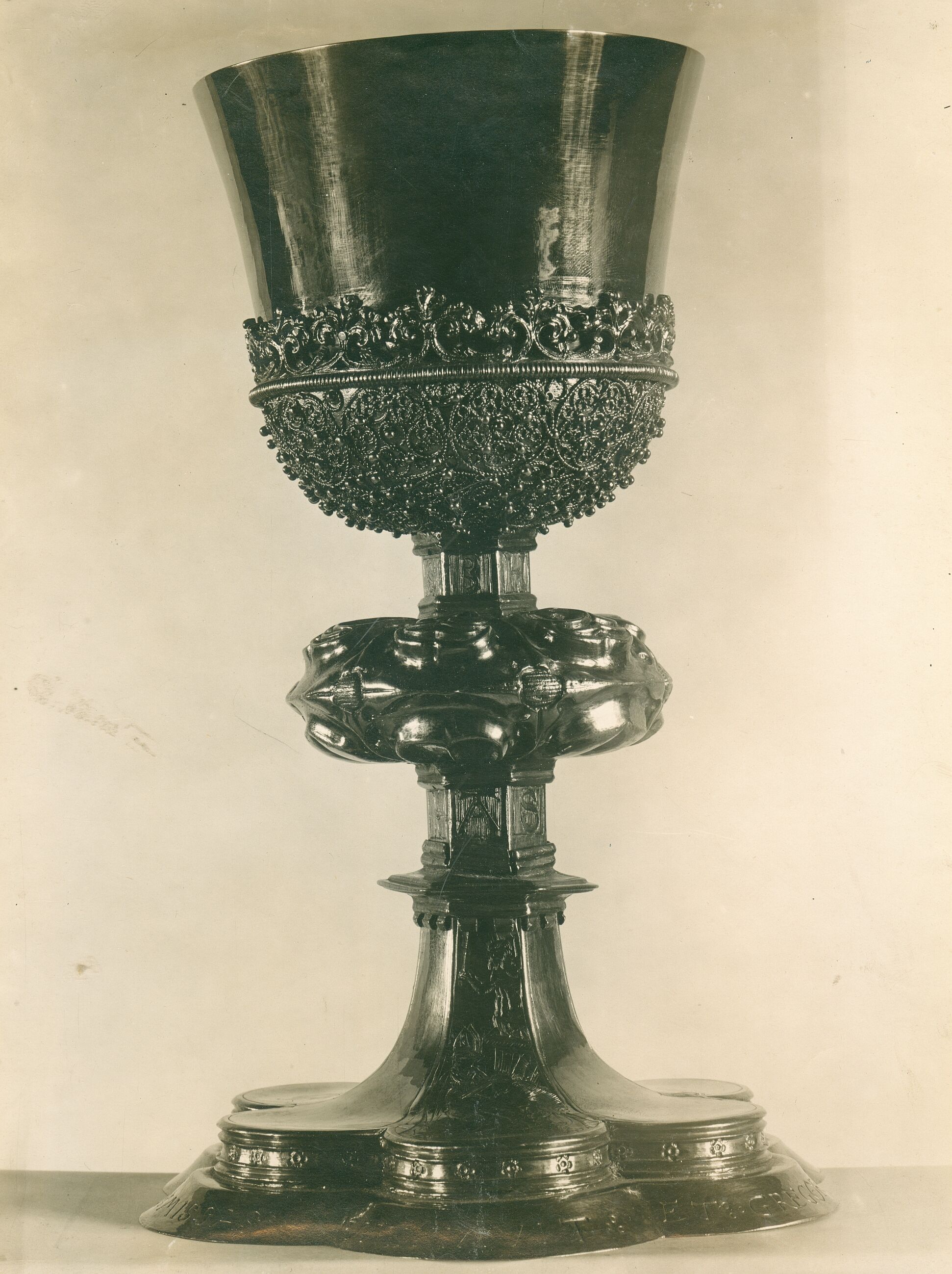 Vladimir Tkalčić, Zagreb - Zagrebačka katedrala - Kalež od srebra, pozlaćen, donji dio čaške ornamentiran filigranom