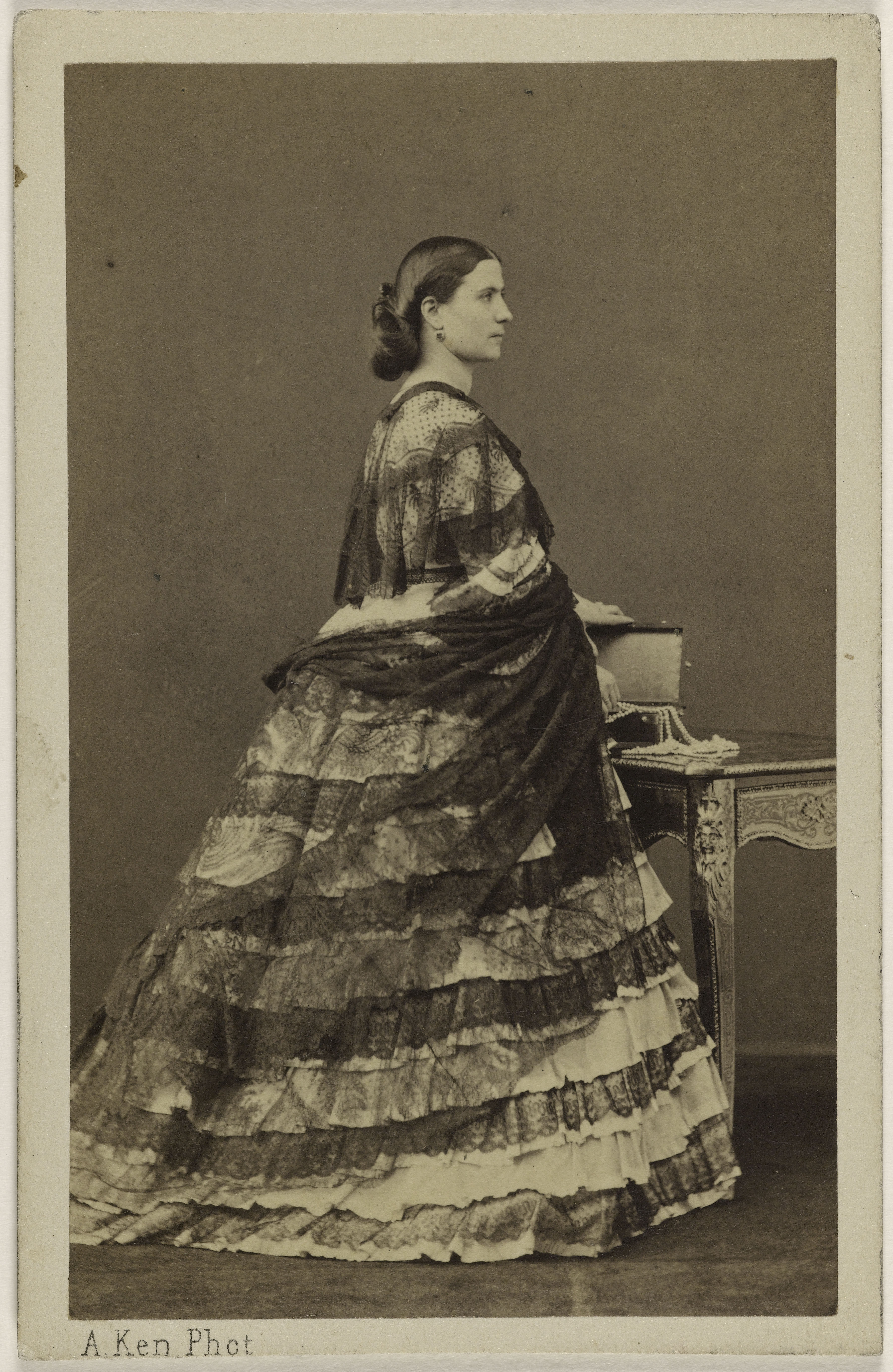 Alexandre Ken, Portrait de Barucci, Julia, (femme à la mode)