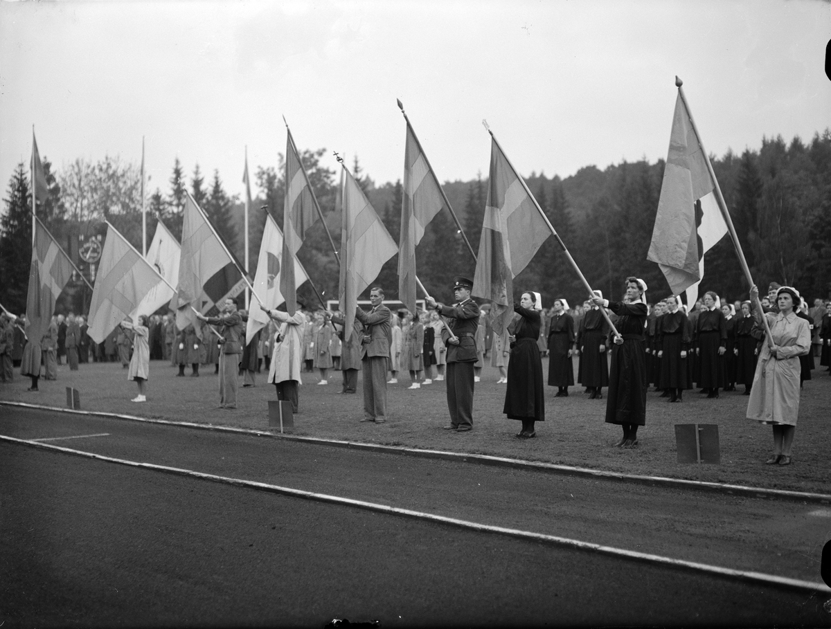 Paul Sandberg, "Flaggfest i väta blev imponerande manifestation" - nationaldagsfirande på Studenternas Idrottsplats, Uppsala juni 1943