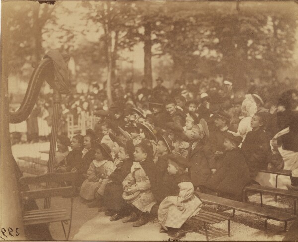 Eugène Atget, [Guignol, Jardin du Luxembourg]