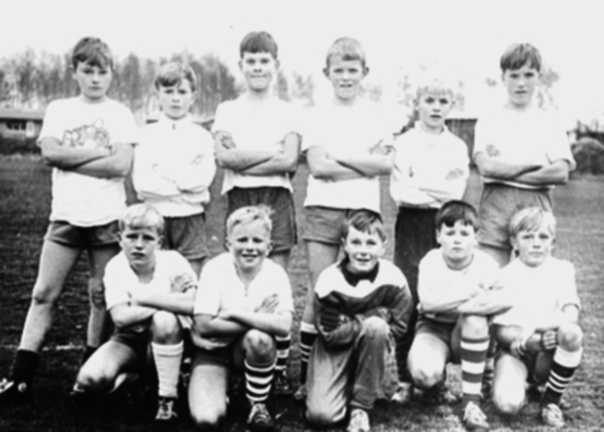 Anno Domkirkeodden, GRUPPE 11, LILLEPUTT FOTBALLSPILLERE, OTTESTADBANEN, FORAN FRA VENSTRE: FRANK NYBAKKEN, PER NORD SYVERINSEN, TERJE SÆTHER, STEIN OLE OLSEN (NÅ KJÆR), PÅL JACOBSEN, BAK FRA VENSTRE: TORE VESTHAGEN, OLA PERSHEIM, VEGARD WIK, GAUTE MOEN, TOM STENSRUD OG ARILD HAGEN