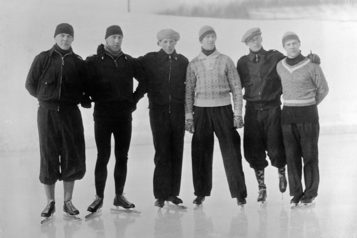 Anno Domkirkeodden, DEN NORSKE OL-TROPPEN, SKØYTERSe Idrett i Hamar gjennom 100 år. bilde nr. 155 Bernt Evensen, Haakon Pedersen, Erling Lindboe, MichaelStaksrud, Hans Engnestangen, Ivar Ballangrud. På baksiden av bildet orginale autografer.