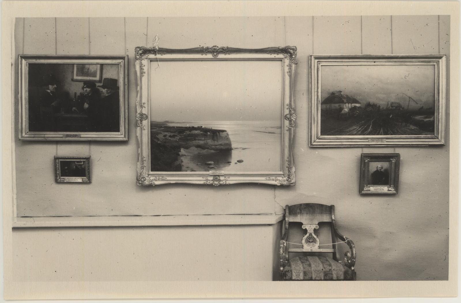 Unknown artist, Vaade näitusest "Realistlik kunst Eestis" 20. juuli. 1952 - 10. mai 1953