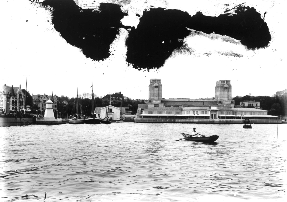Hermann Christian Neupert, Jubileumsutstillingen på Frogner, Oslo, 1914. Den maritime avdelingen på Skarpsno. I bakgrunnen bebyggelse, paviljong og skøyter for anker. I forgrunnen Oslofjorden.