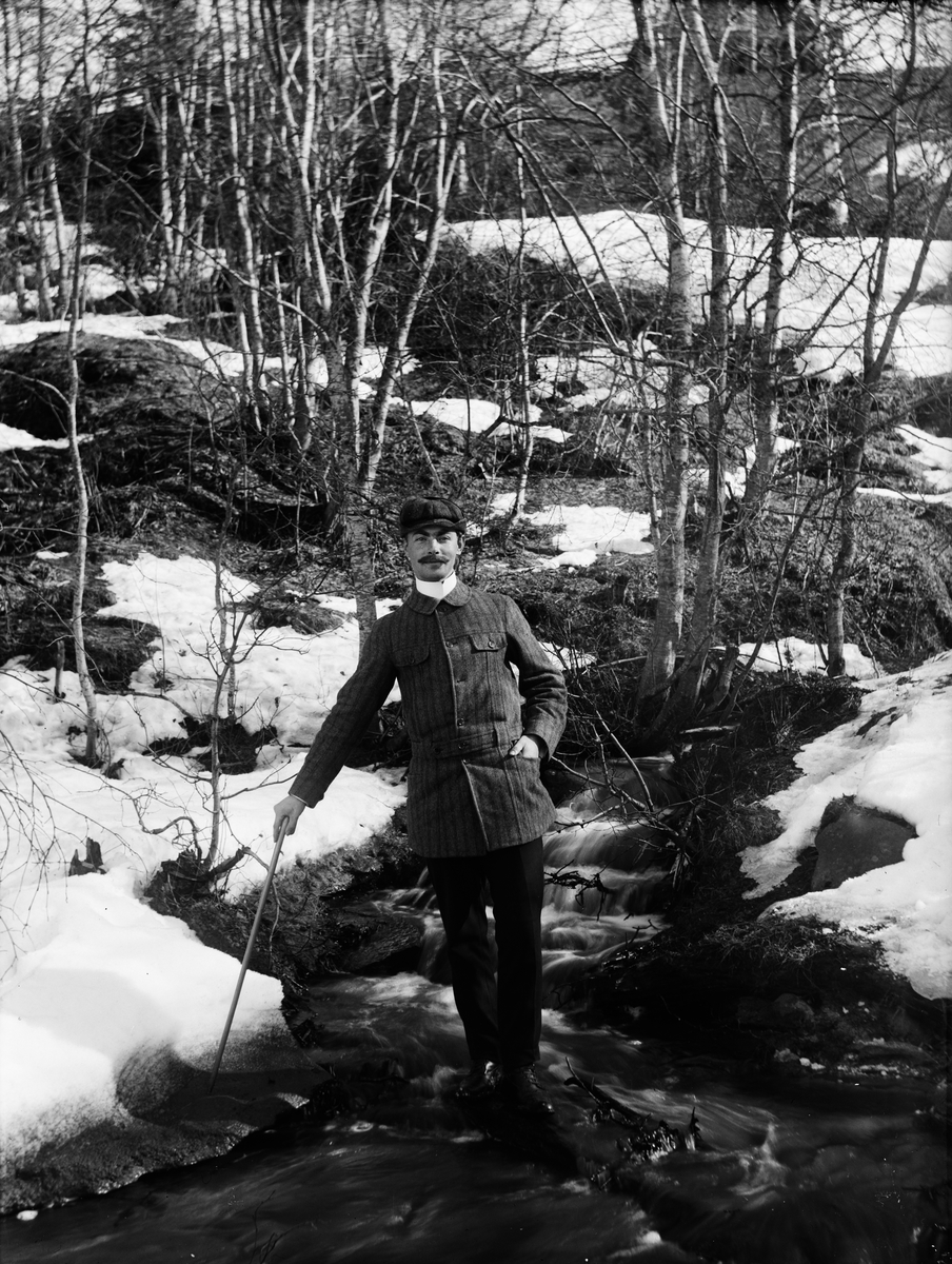 Josef Ärnström, Josef Ärnström på sten i bäck, sannolikt Kiruna, Lappland