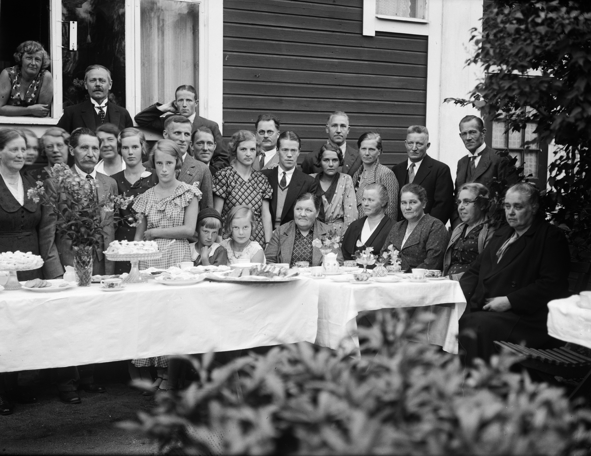 Paul Sandberg, Grupporträtt vid kaffebord, sannolikt Uppsala, 1933