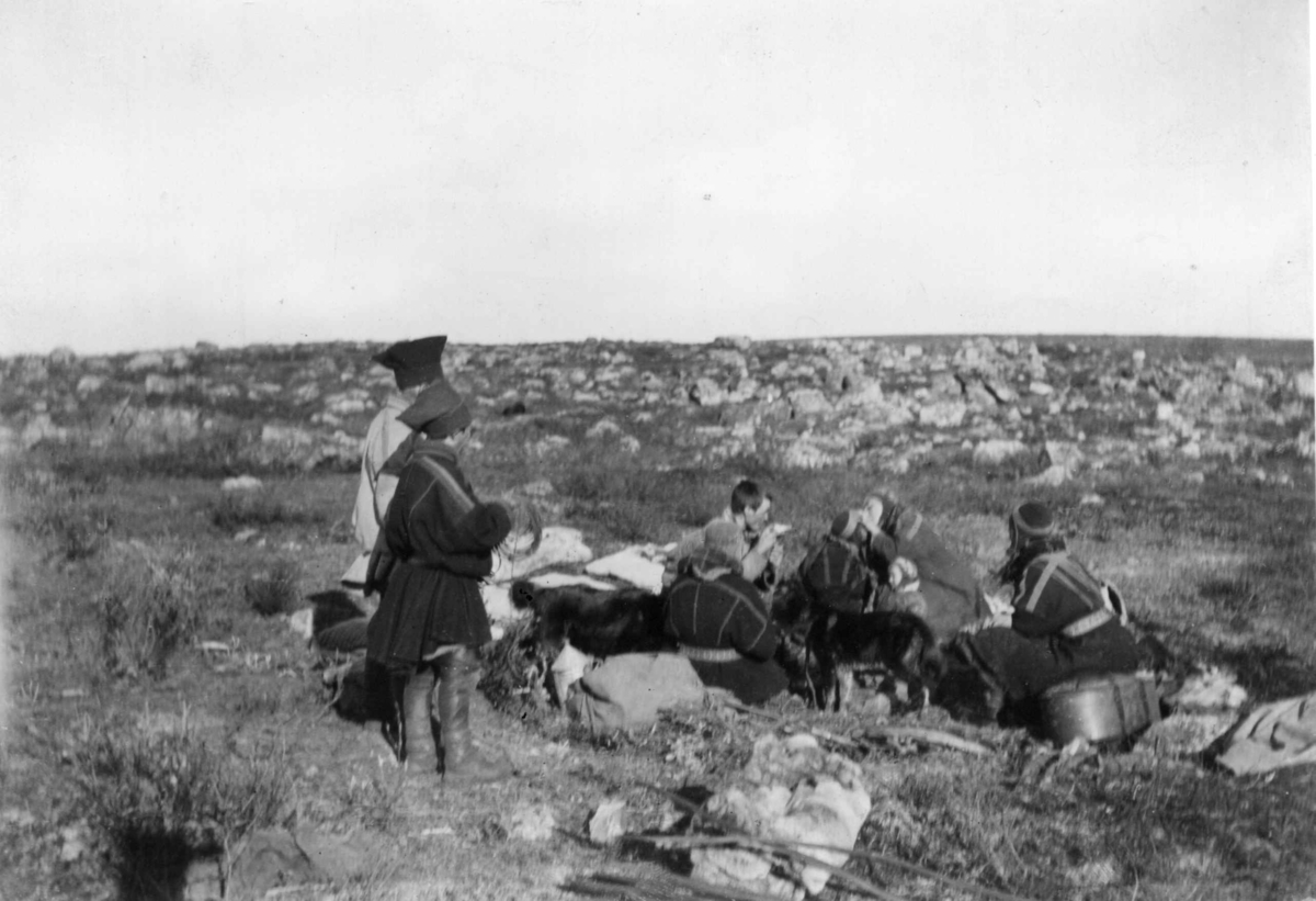 Konrad Nielsen, Kaffedrikking før teltplassen forlates.