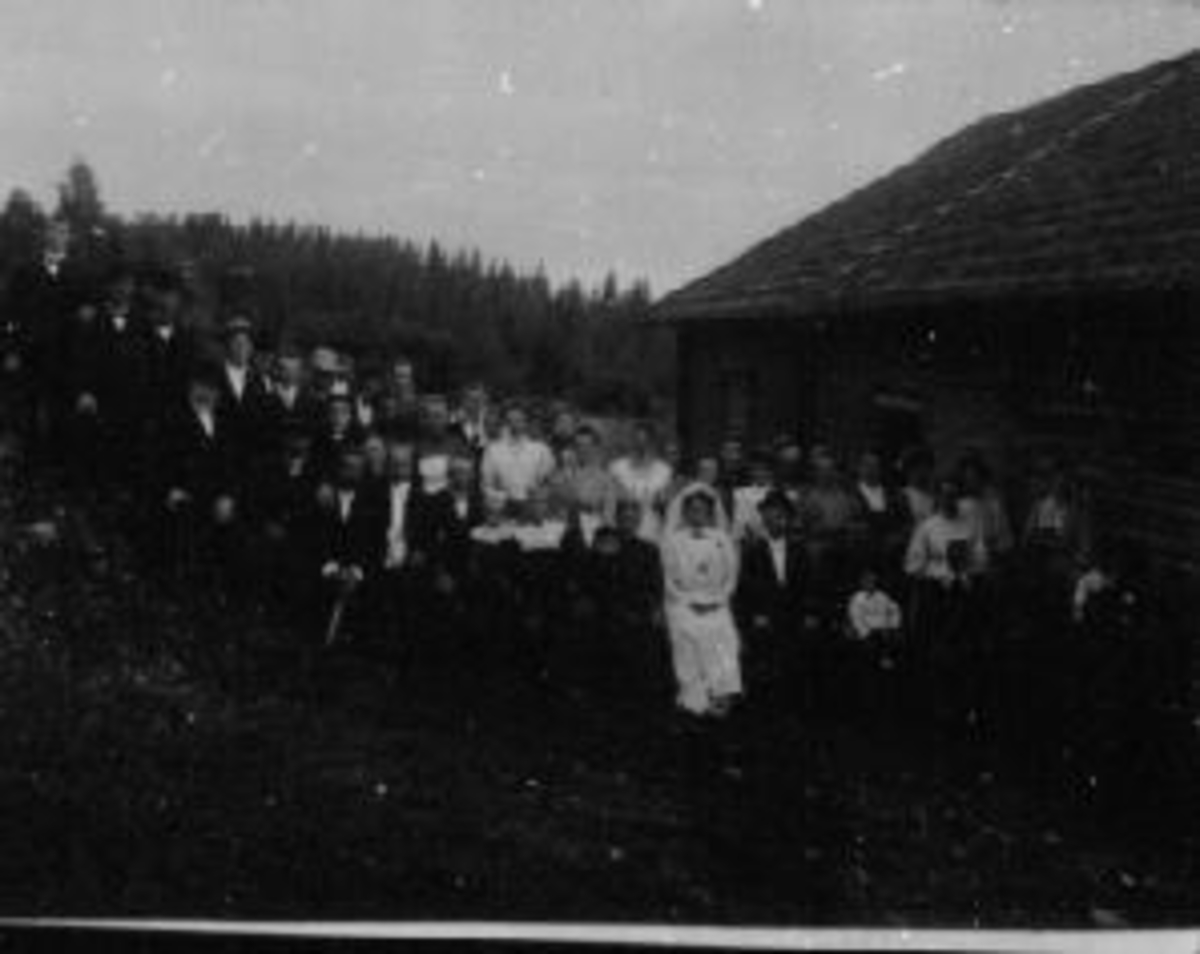 Anno Domkirkeodden, Stor gruppe bryllupsgjester, Ole Holm, Stokholm, Veldre, Ringsaker. Bygningen har brent.