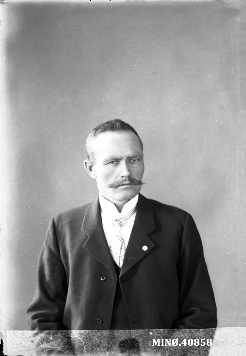 Oscar Holte, Portrett av mann - L. Larsen