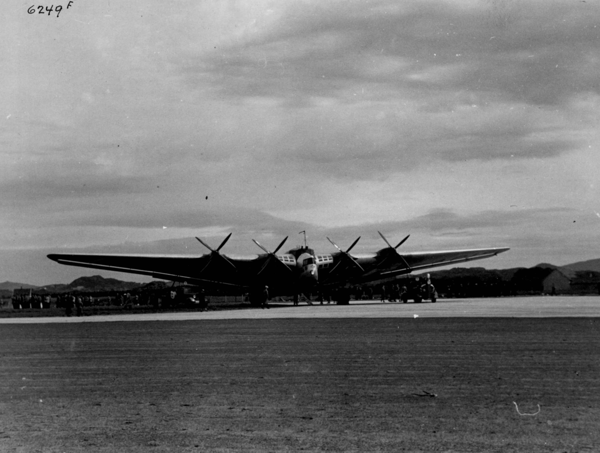 Anders Beer Wilse, Fly av typen Junkers G.38, på Sola flyplass ved Stavanger. Fotografert av Anders Beer Wilse i 1937.