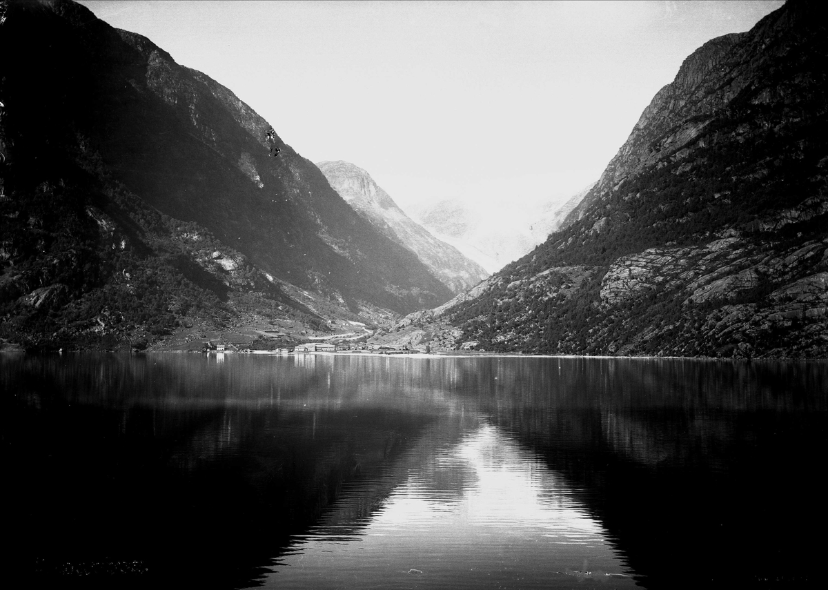 Solveig Lund, Landskapsfotografi fra Odda i Hardanger. Buardalen og Sandvinvatnet med Buarbreen i bakgrunnen.
