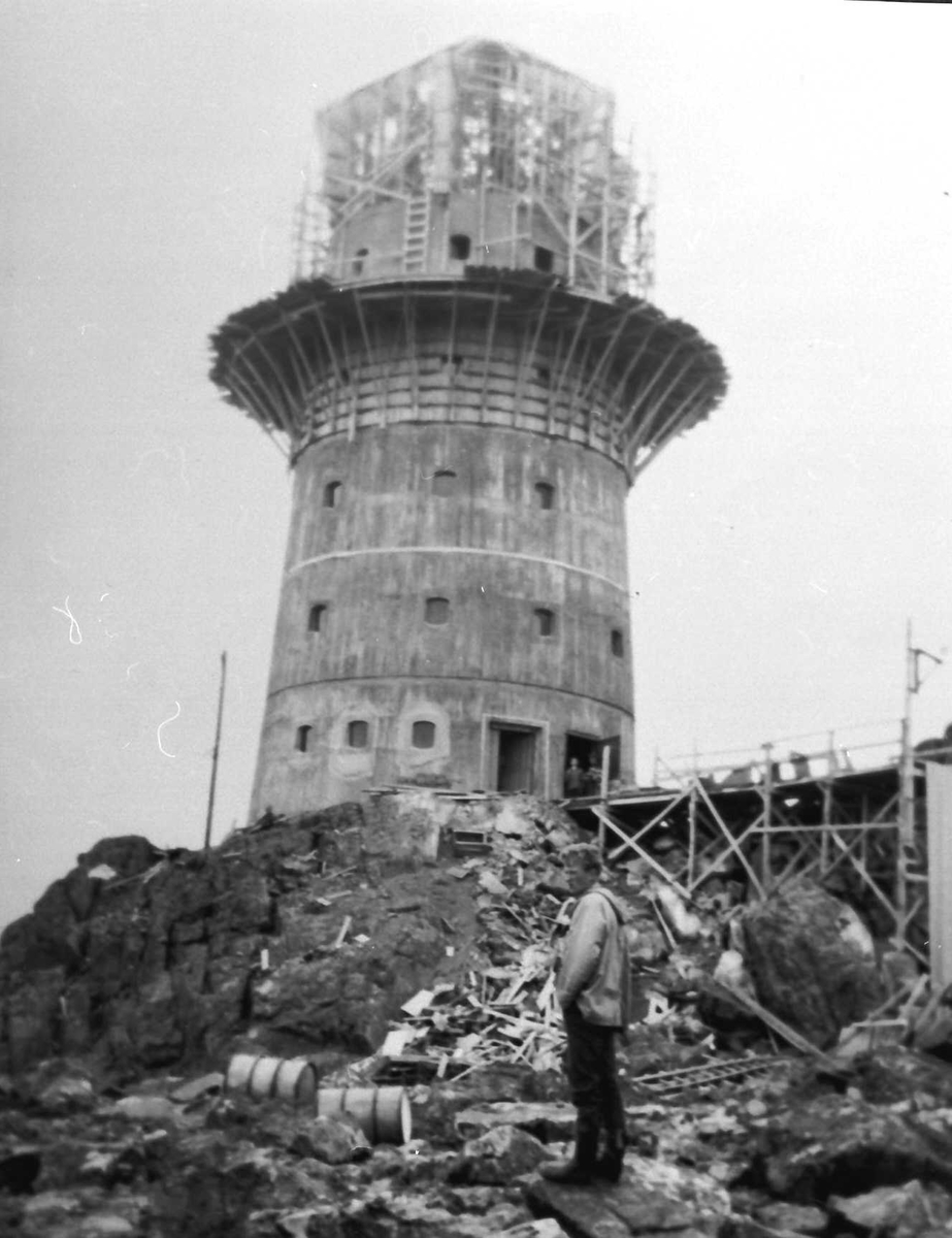 Per Magne Grue, Tårnet / masta på Tronfjell bygges.