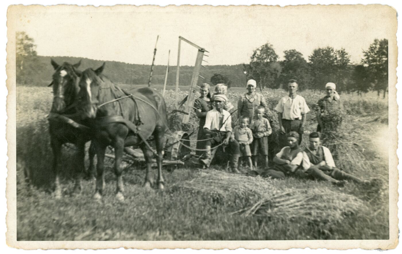 Alfonsas Būtautas, Pirma iš kairės stovi Zofija Petrauskienė su dukra Justina ant rankų