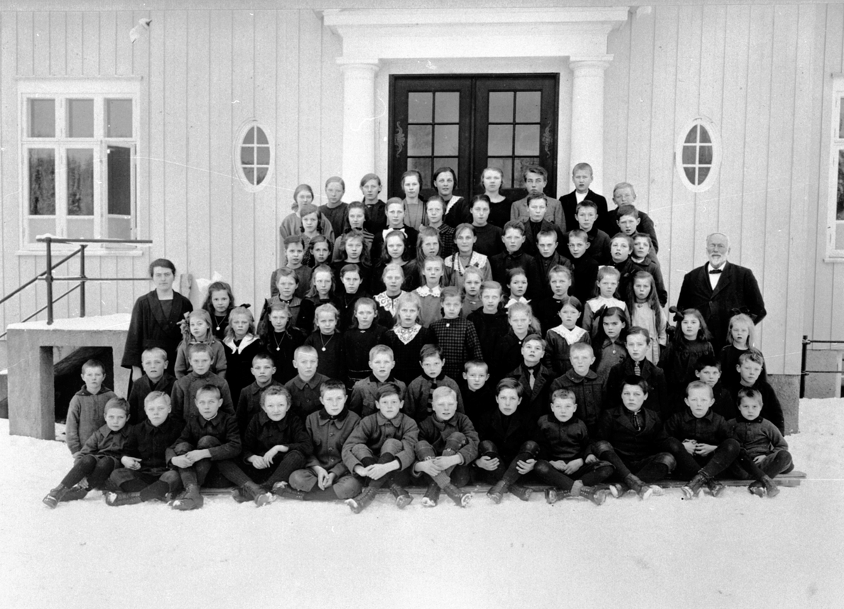 Anno Domkirkeodden, Elver og lærer ved småskolen, Brumund skole, Veldre, Ringsaker.