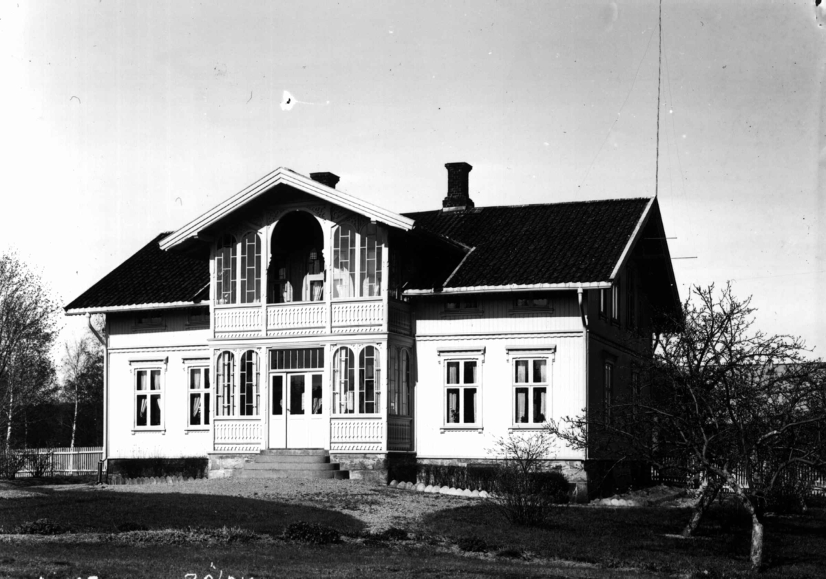 Anders Beer Wilse, Bøler, Oslo, Østre Aker. Våningshuset med glassveranda, fra hagen.