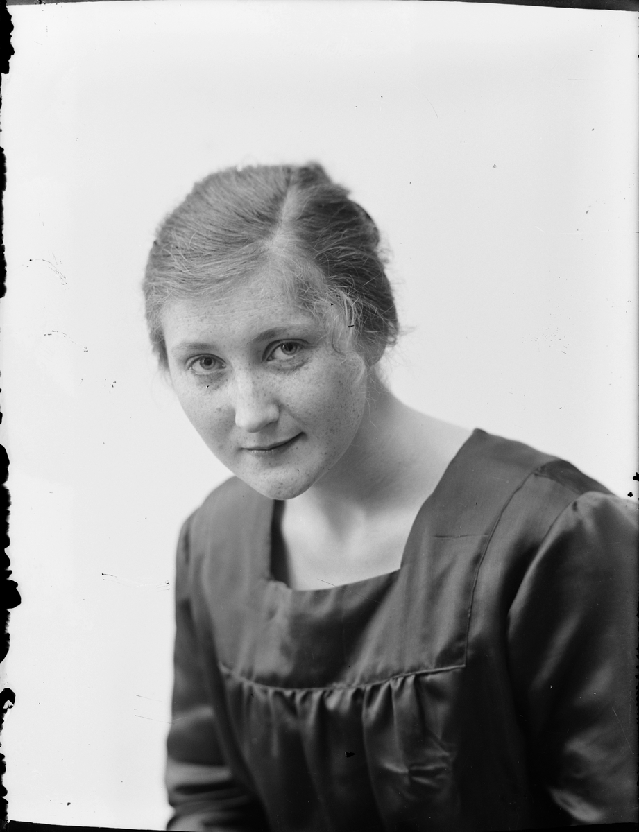 Skötsner-Edhlund, Ateljéporträtt - Sara Edhlund, Östhammar, Uppland