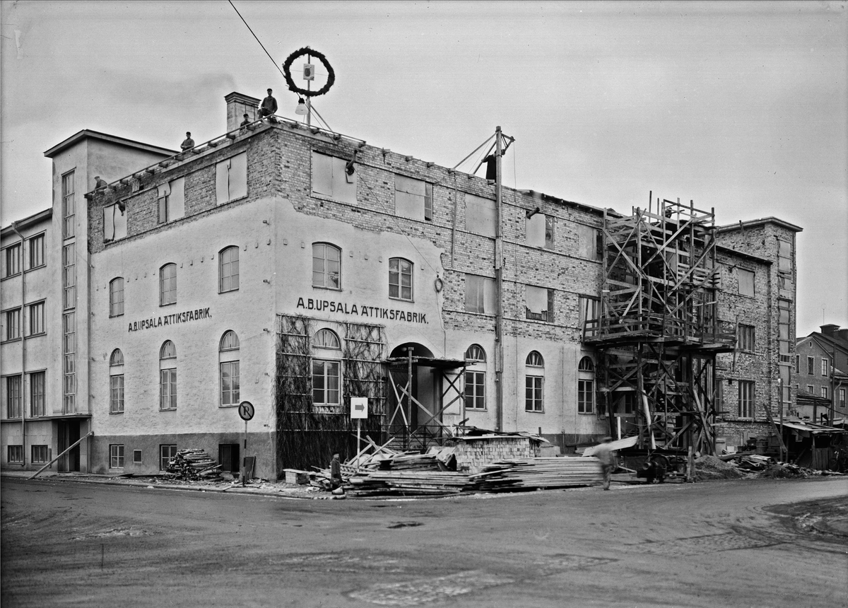 Paul Sandberg, “Increasingly increased capacity at the Upsala Eating Factory. Roof law wreath on the extension” - Ejnar neighborhood, Väderkvarns", Uppsala February 1943