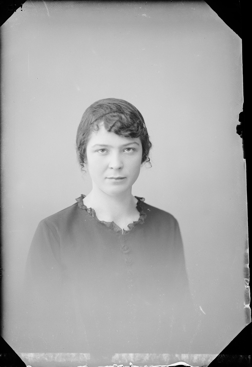 Skötsner-Edhlund, Ateljéporträtt - Klara Engström från Petterslund, Östhammar, Uppland 1922