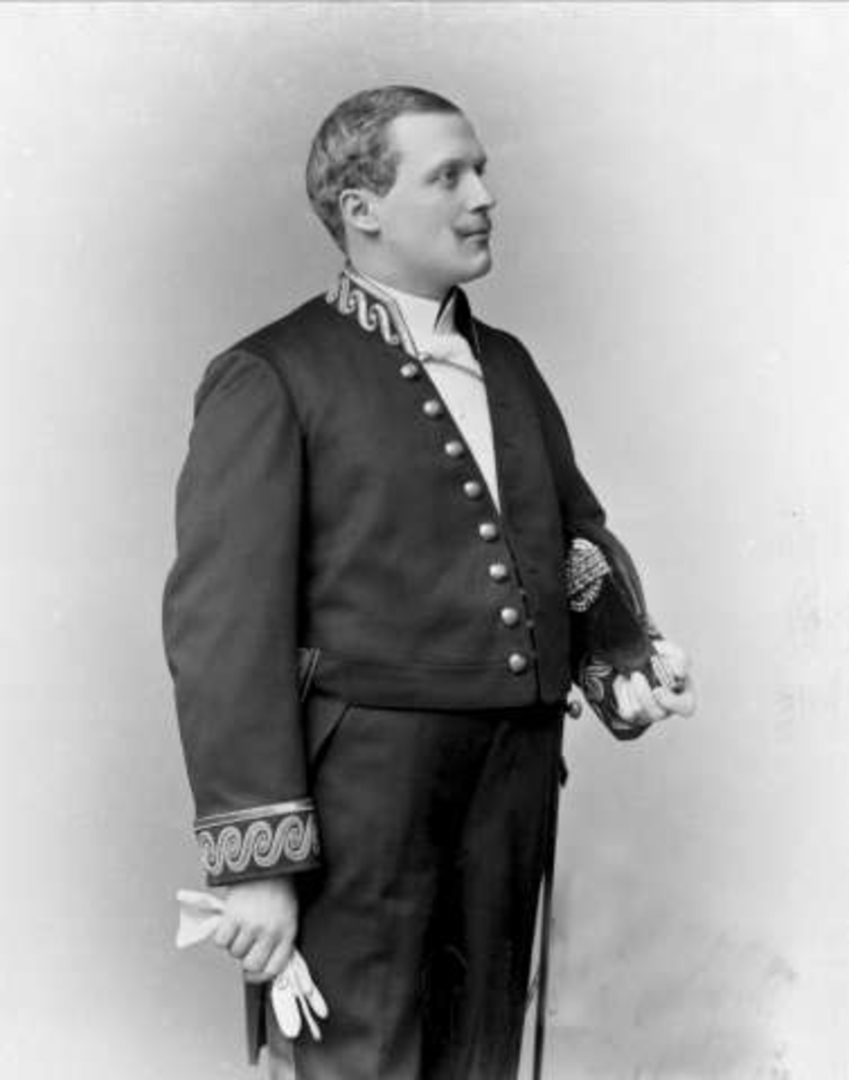 Gustav Borgen, Portrett, Løvenskiold, i uniform som legasjonsråd eller legasjonssekretær i den felles svensk-norske utenrikstjeneste.