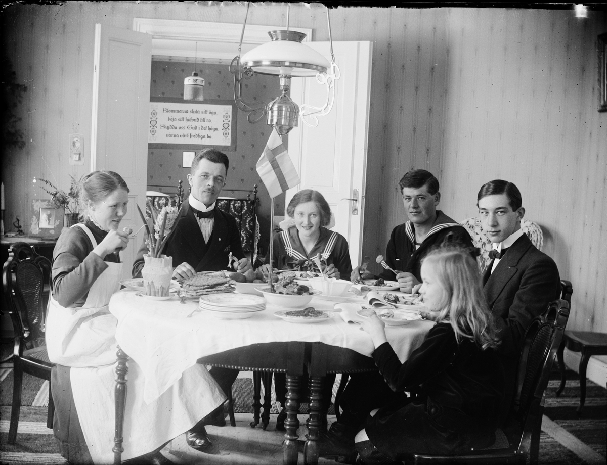 Skötsner-Edhlund, Ruth, Sara, Josef and Tyra with company at home at the dining table, Östhammar, Uppland