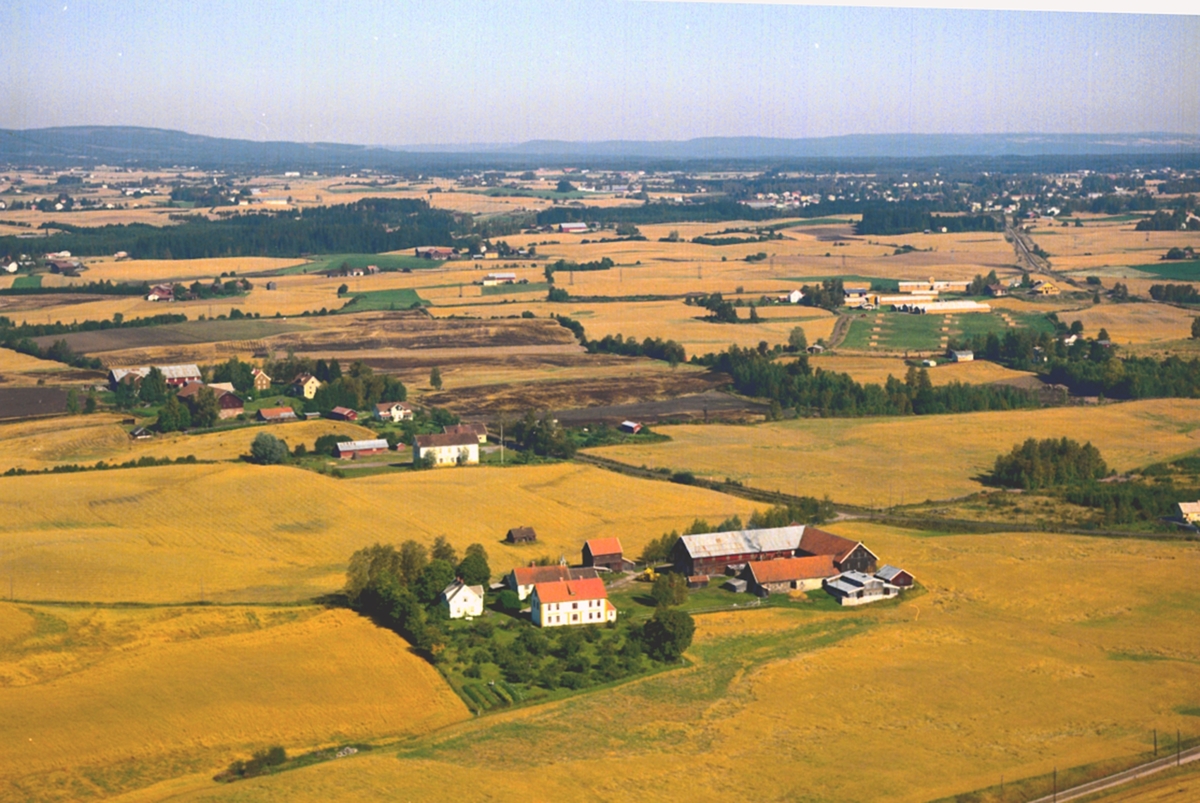 Widerøes Flyveselskap A/S, Flyfoto, Løten. Løken gård ved Ådalsbruk stasjon.