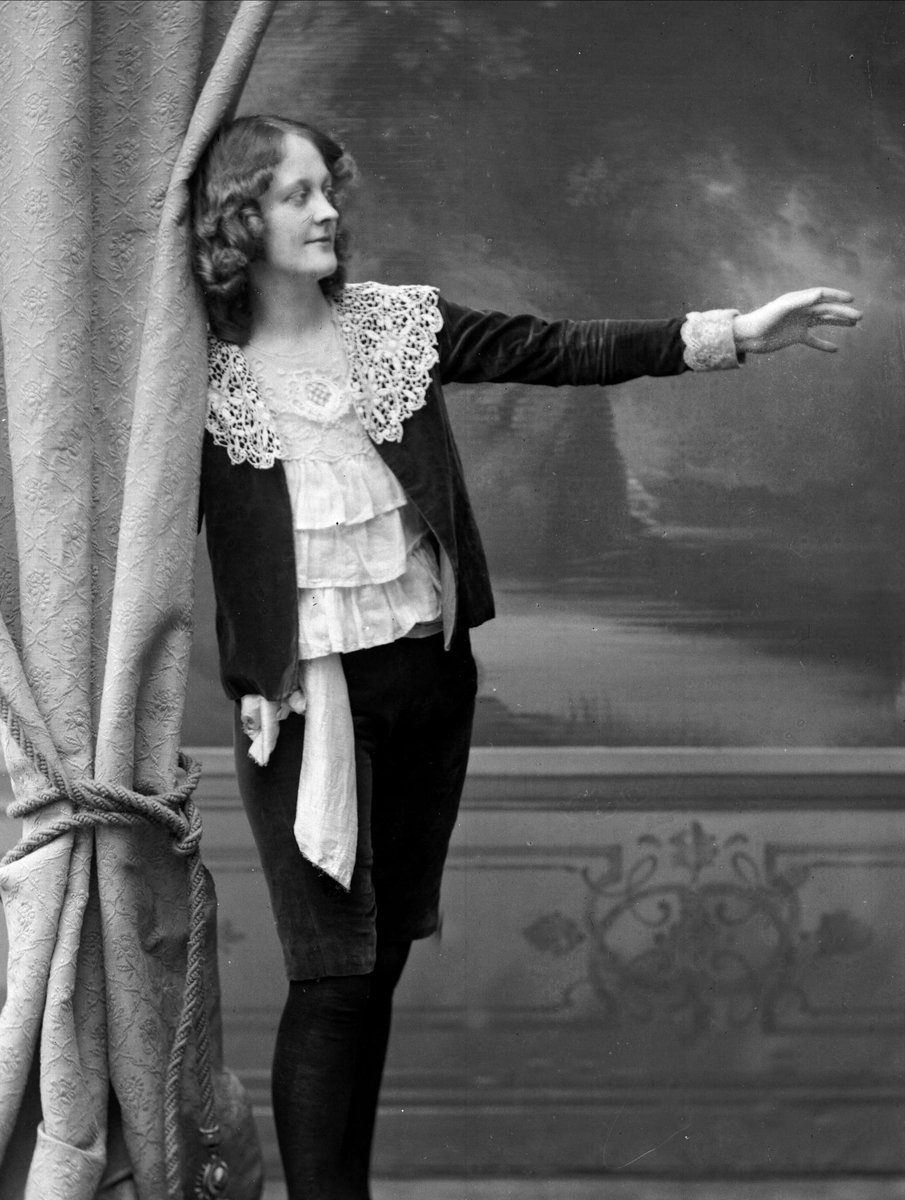Gustav Borgen, Portrett, ung pike i kostyme, Miss Mona.