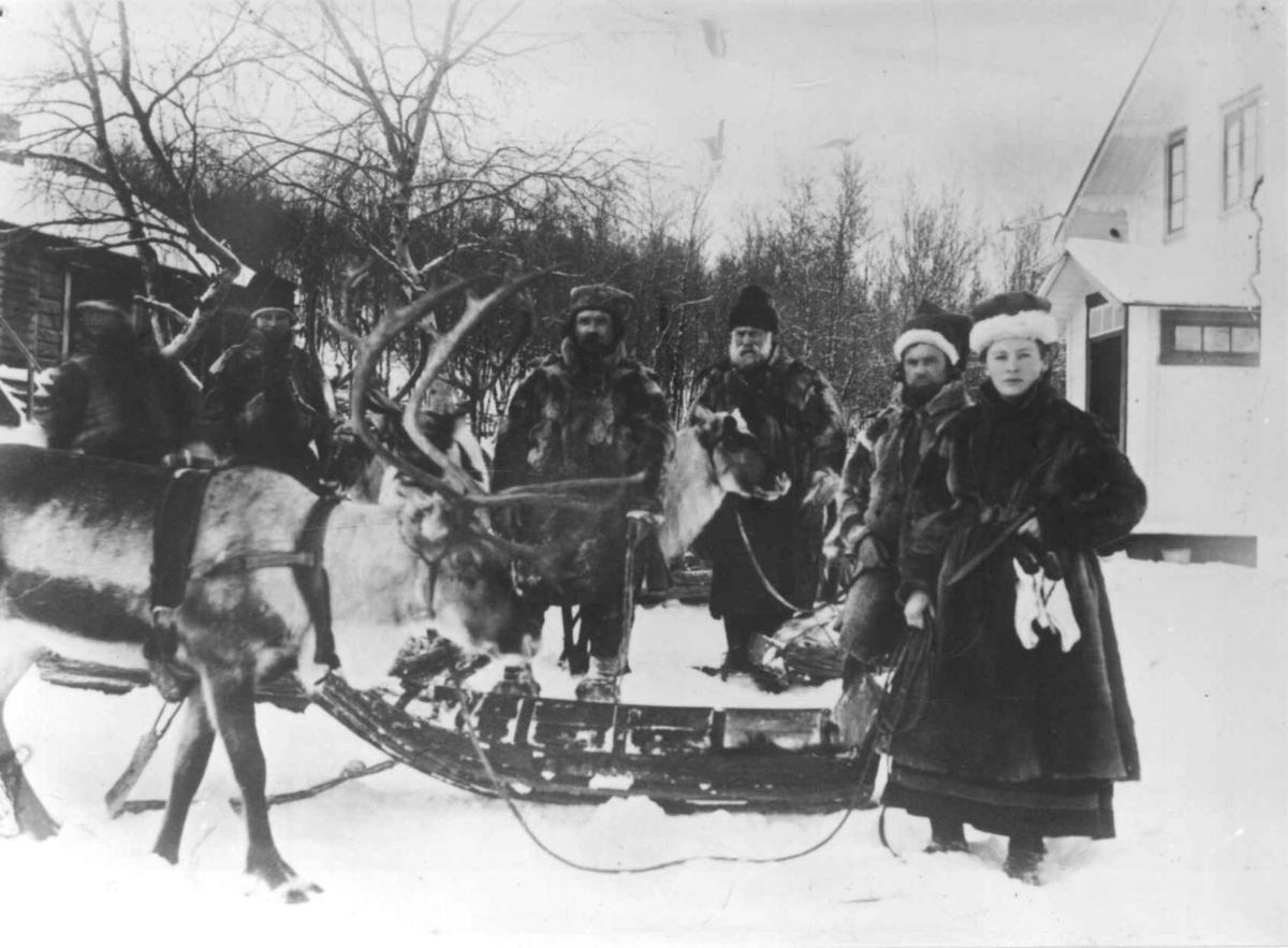 Ellisif Rannveig Wessel, Avreise fra doktorgården Solheim, Kirkenes, Finnmark, 1897. Ellisif Wessel t. h., kjøpmann Hans P. Figenschou i midten.