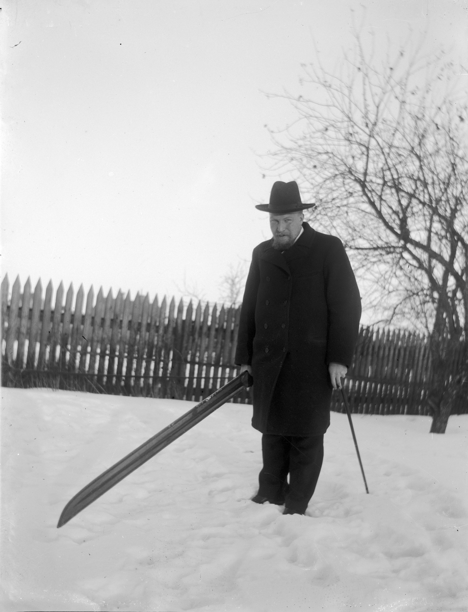 Carl Liljefors, Man med skida, kvarteret Edda, Svartbäcksgatan, Uppsala