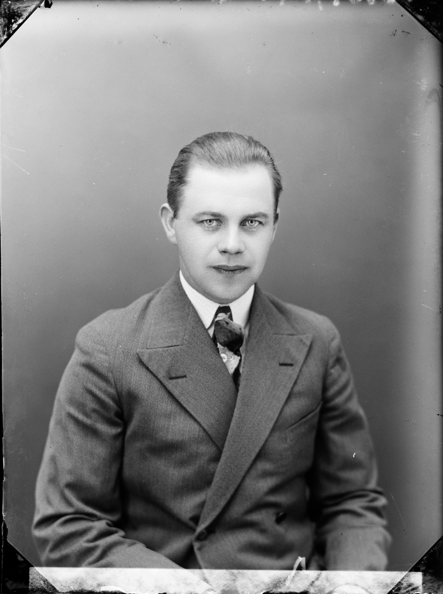 Skötsner-Edhlund, Ateljéporträtt - Elis Karlsson från Snesslinge Uppland