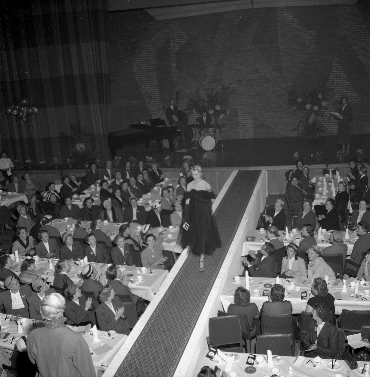 Örebro Kuriren, Mannekänguppvisning i Karlskoga. 1 oktober 1955.