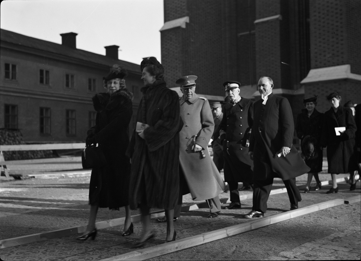 Paul Sandberg, Prinsessorna Sibylla och Ingeborg på väg ut från högtidsgudstjänst i Uppsala domkyrka