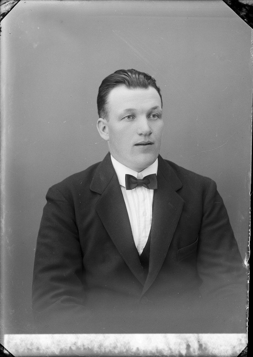 Skötsner-Edhlund, Ateljé Portrait - Emanuel Johansson from Däcksta, HökA, Uppland 1926