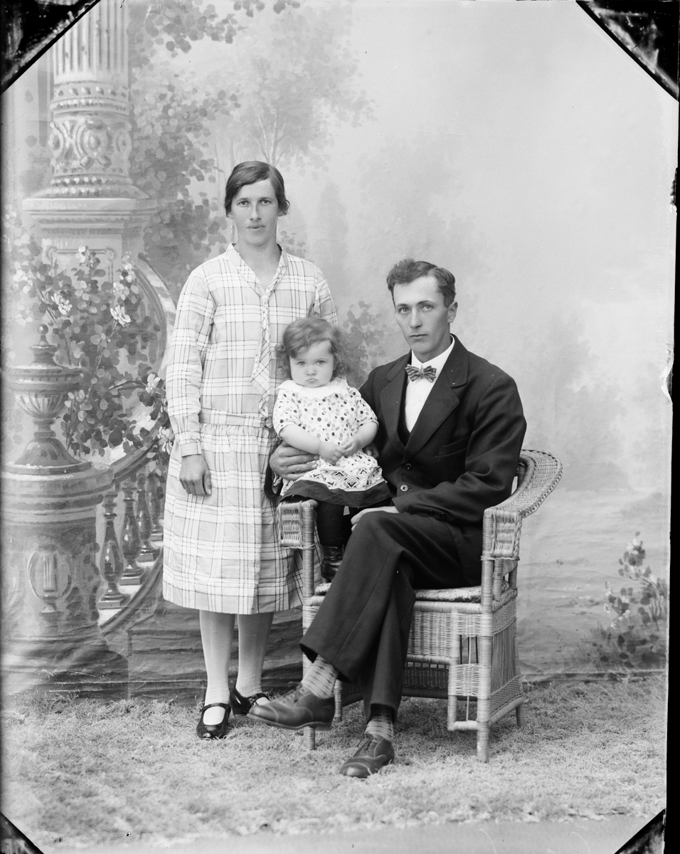 Skötsner-Edhlund, Ateljéporträtt - familjen Georg Andersson från Marka, Harg socken, Uppland 1929