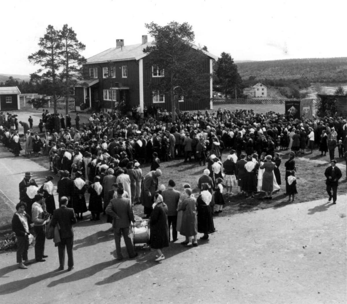 Virginia Raymond Davidson, Tilskuere ved skolen under kongens besøk i Karasjok juli 1959.