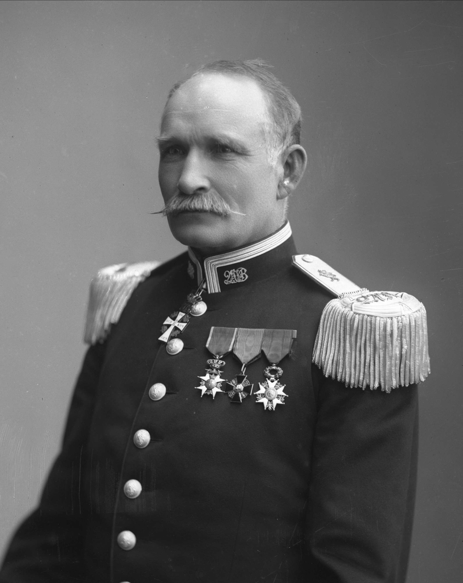 Gustav Borgen, Portrett, Johan Lauritz Bull i uniform.