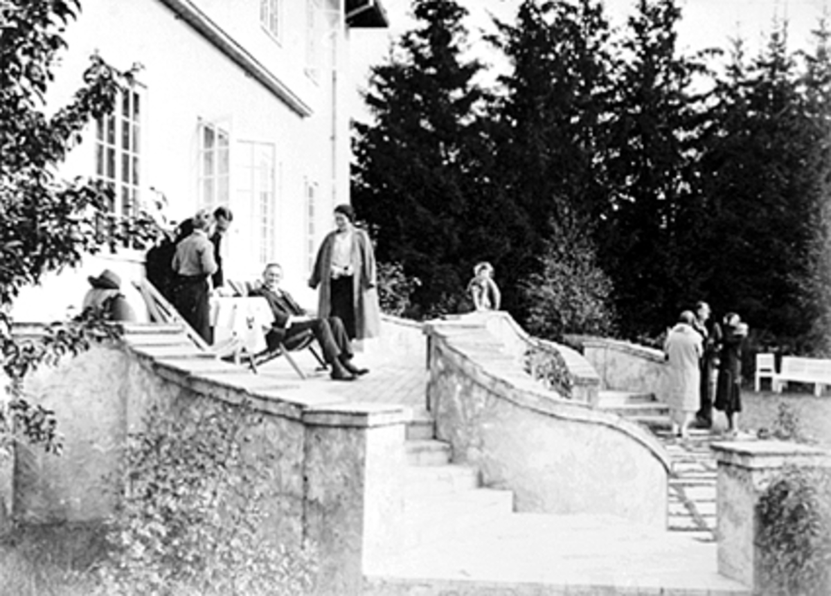 Anno Domkirkeodden, GRUPPE 6 PÅ VERANDA PÅ HAMARHUS. FRA VENSTRE KARL JACOB STOUSLAND, ING. HARALD MEYER, JOHANNES BYE, LIV STOUSLAND, GRO STOUSLAND, FRY MEYER, FRU BYE, FRU STOUSLAND