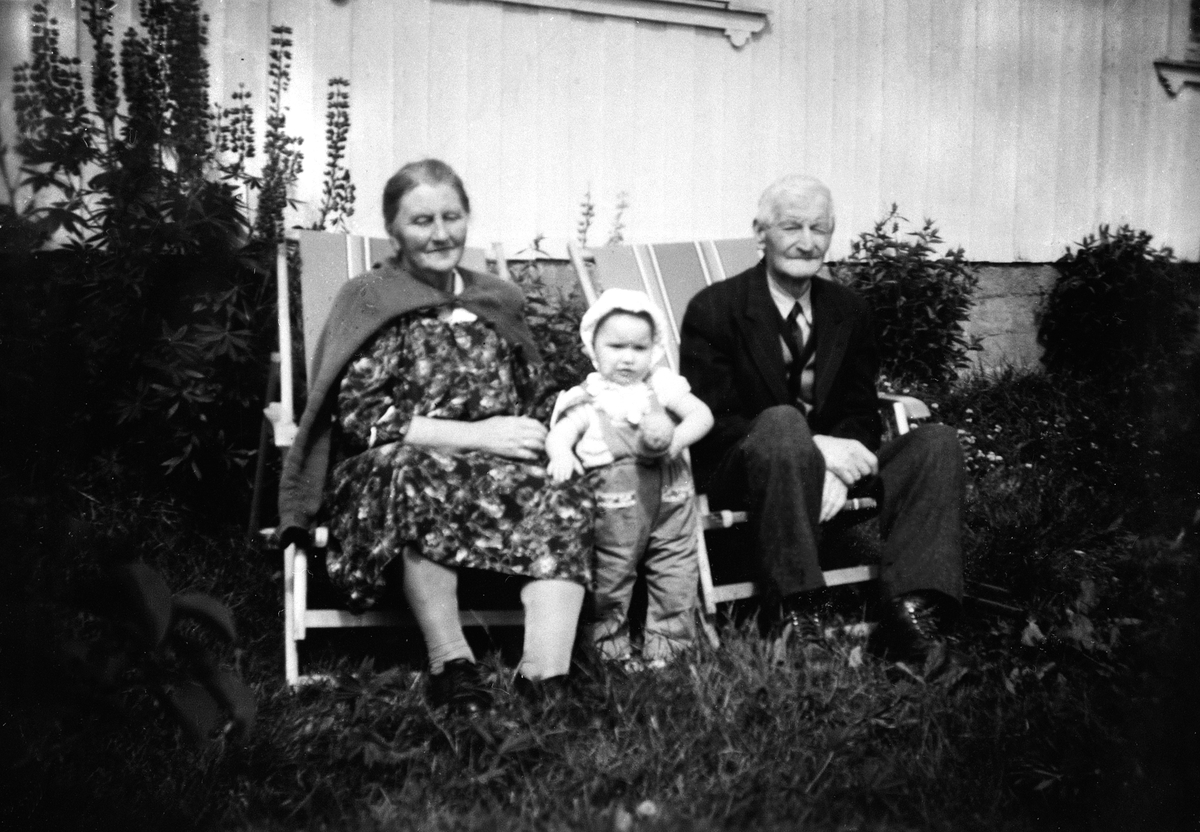Anno Domkirkeodden, GINA OG OLE GJØRSLIE SAMMEN MED BARNEBARNET WENCHE. 1957