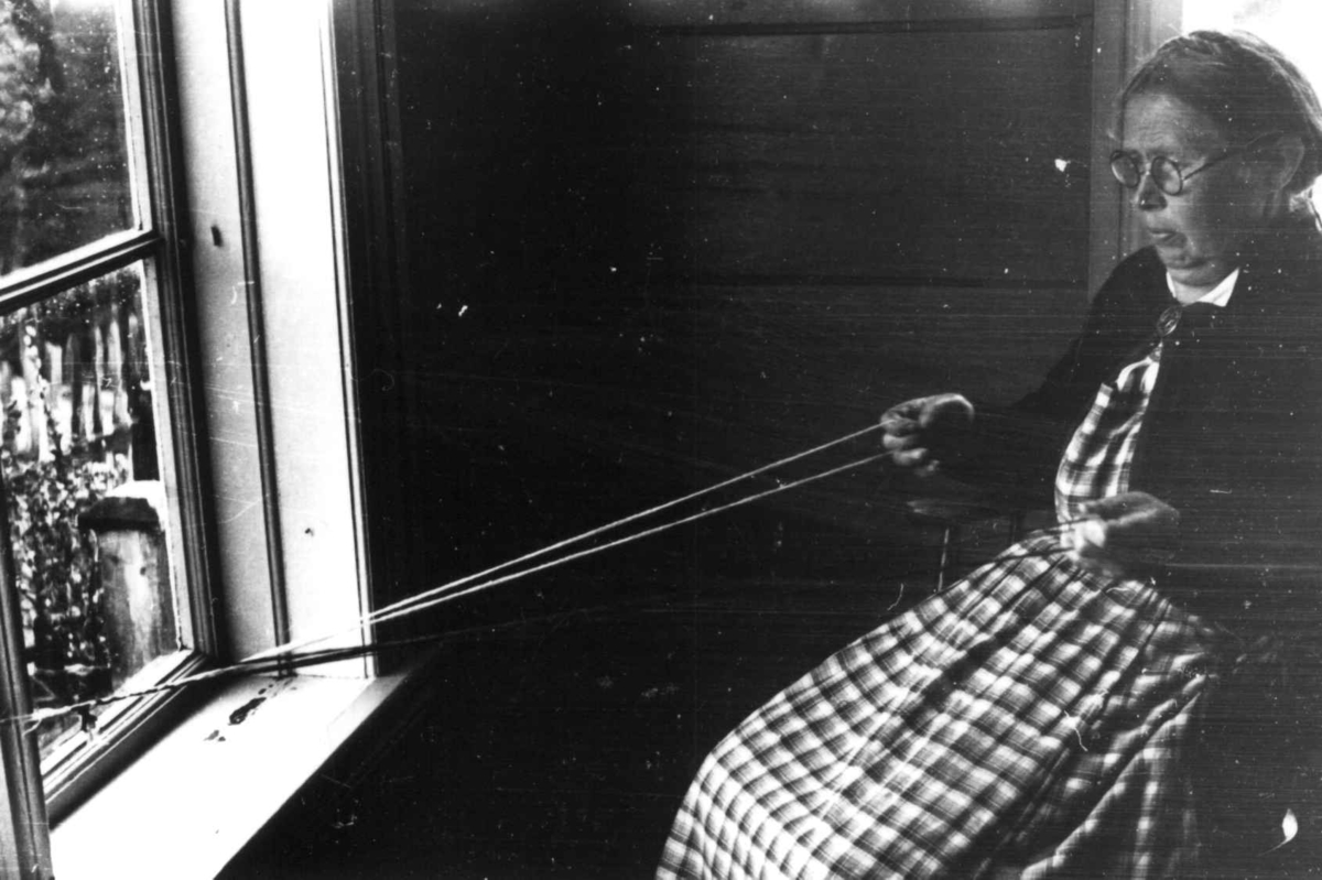 Anna Grostøl, Vinje, Telemark 1941. Margit Fetveit lager bånd.