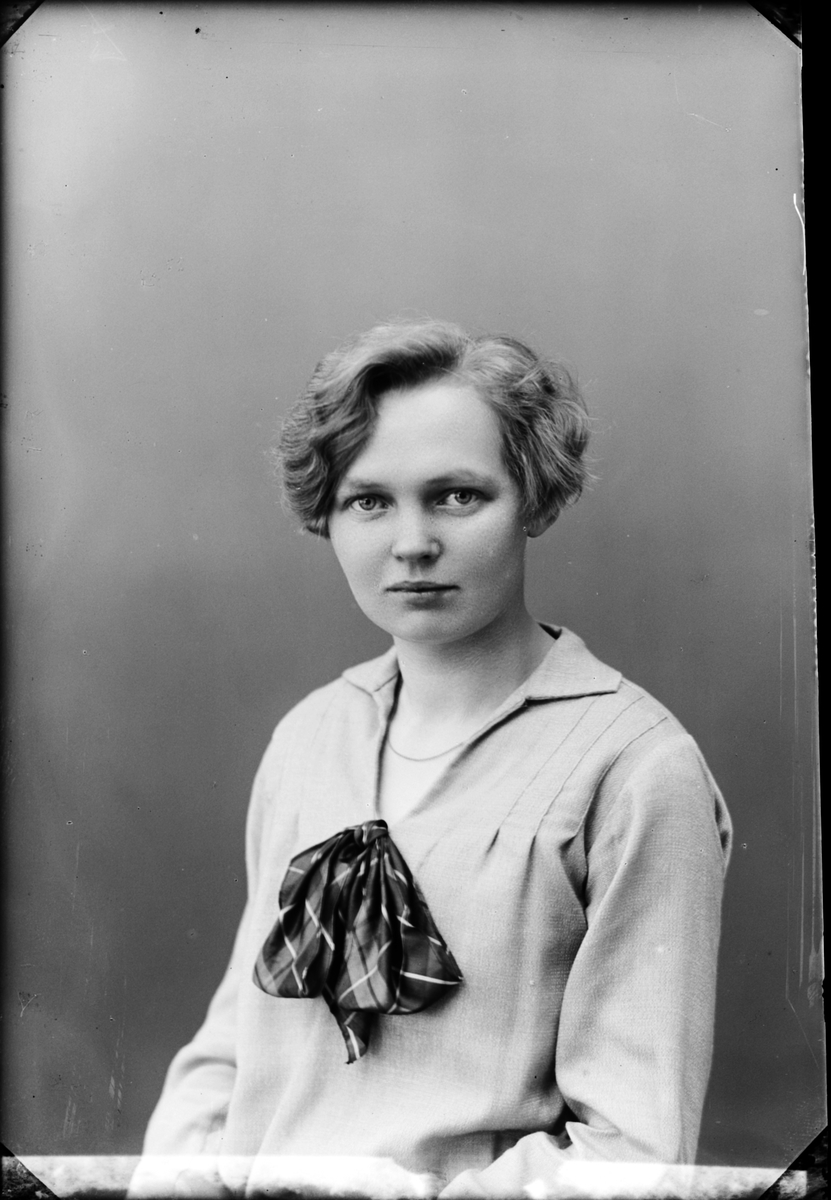 Skötsner-Edhlund, Ateljéporträtt - Sally Lövgren från Sandika, Harg socken, Uppland