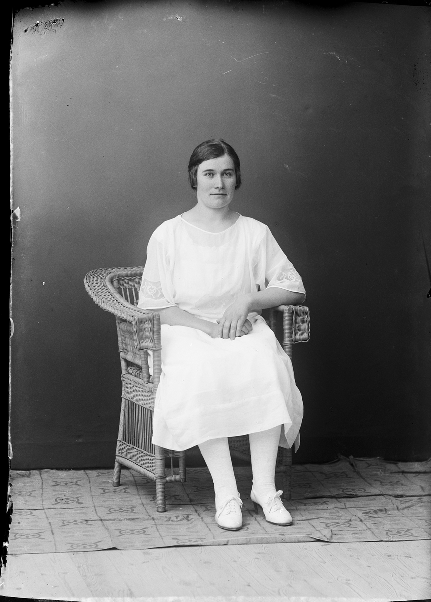 Skötsner-Edhlund, Ateljé Portrait - Signe Wahlund from Vattensta, HökA, Uppland 1923