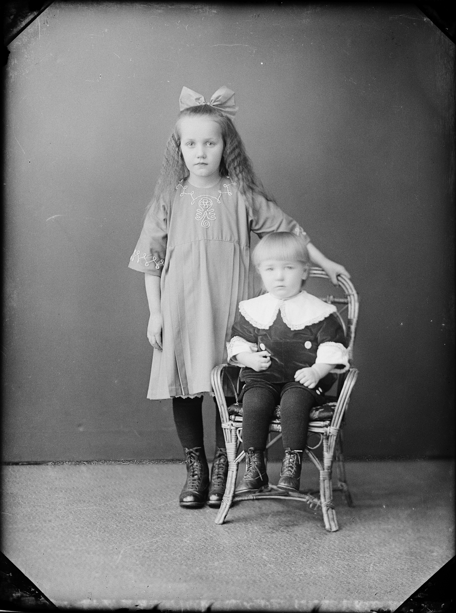 Skötsner-Edhlund, Ateljé Portrait - John Andersson’s Children, Uppland 1924