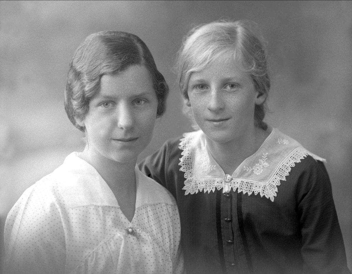 Gustav Borgen, Gruppe, to søstre. Birgit "Bibbi" Østbye og hennes søster Ingrid Østbye (f. 1902).